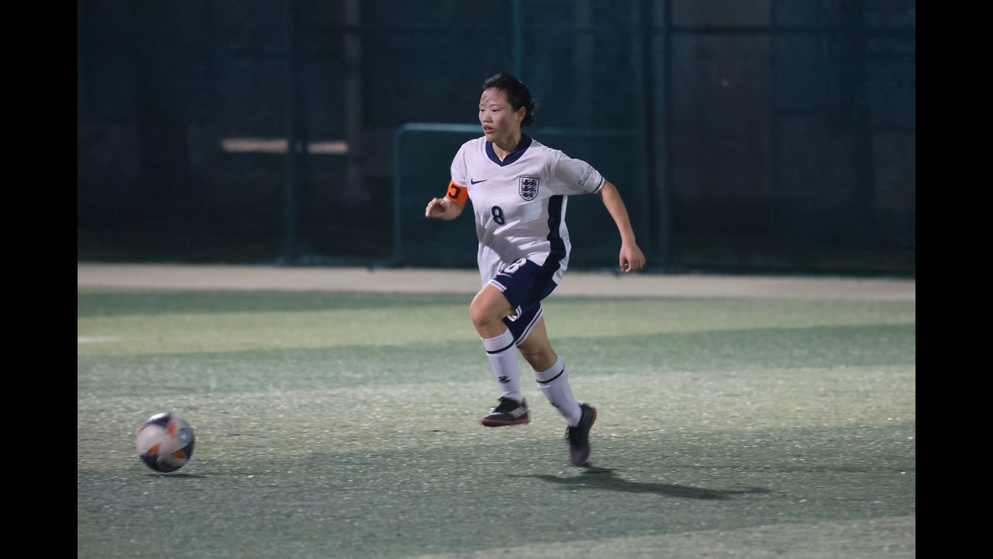 关于足球赛事精彩纷呈：女队选手斗志昂扬的信息