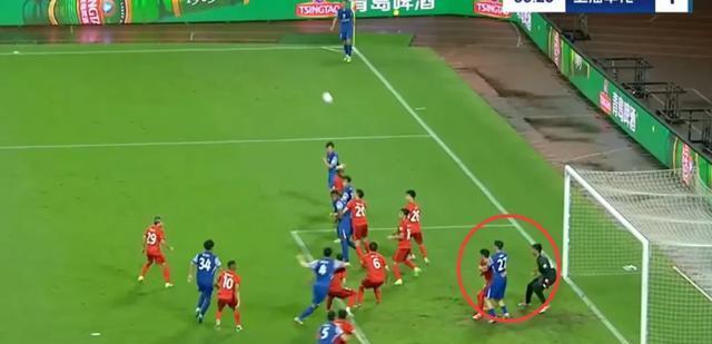 九游体育中国官网-比赛意外发生，裁判判罚引发质疑