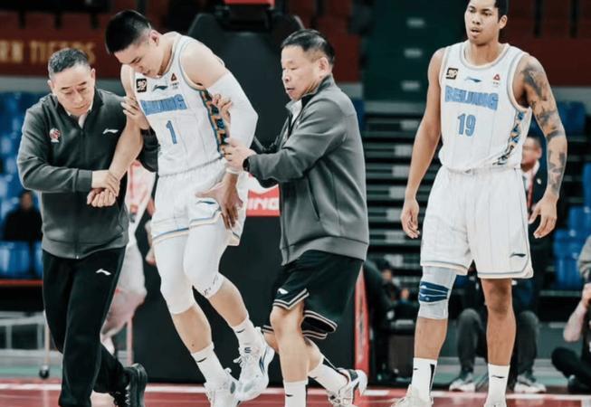 比赛意外发生，裁判判罚引发质疑