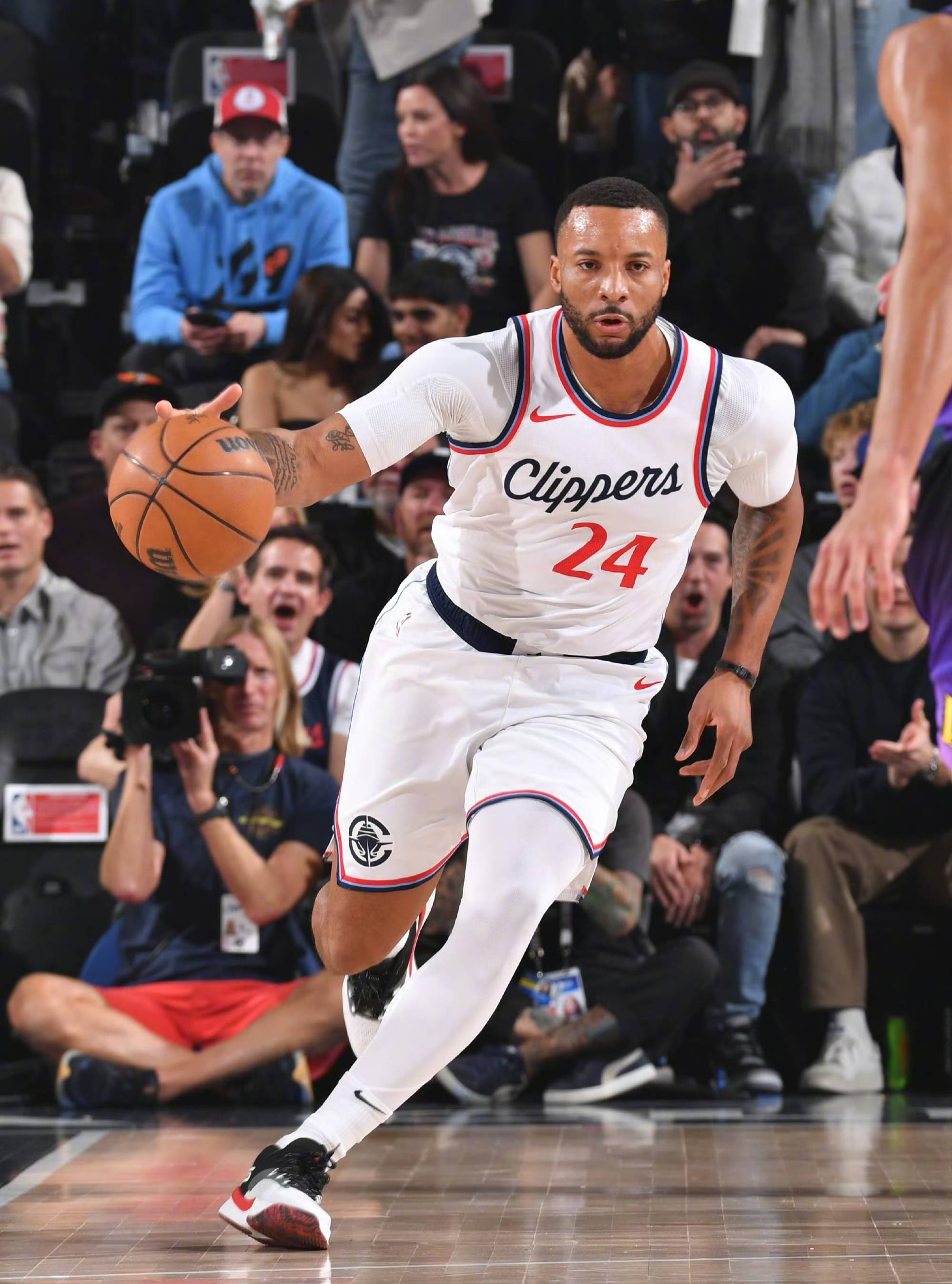 湖人胜勇士，取得胜利走出低谷的简单介绍