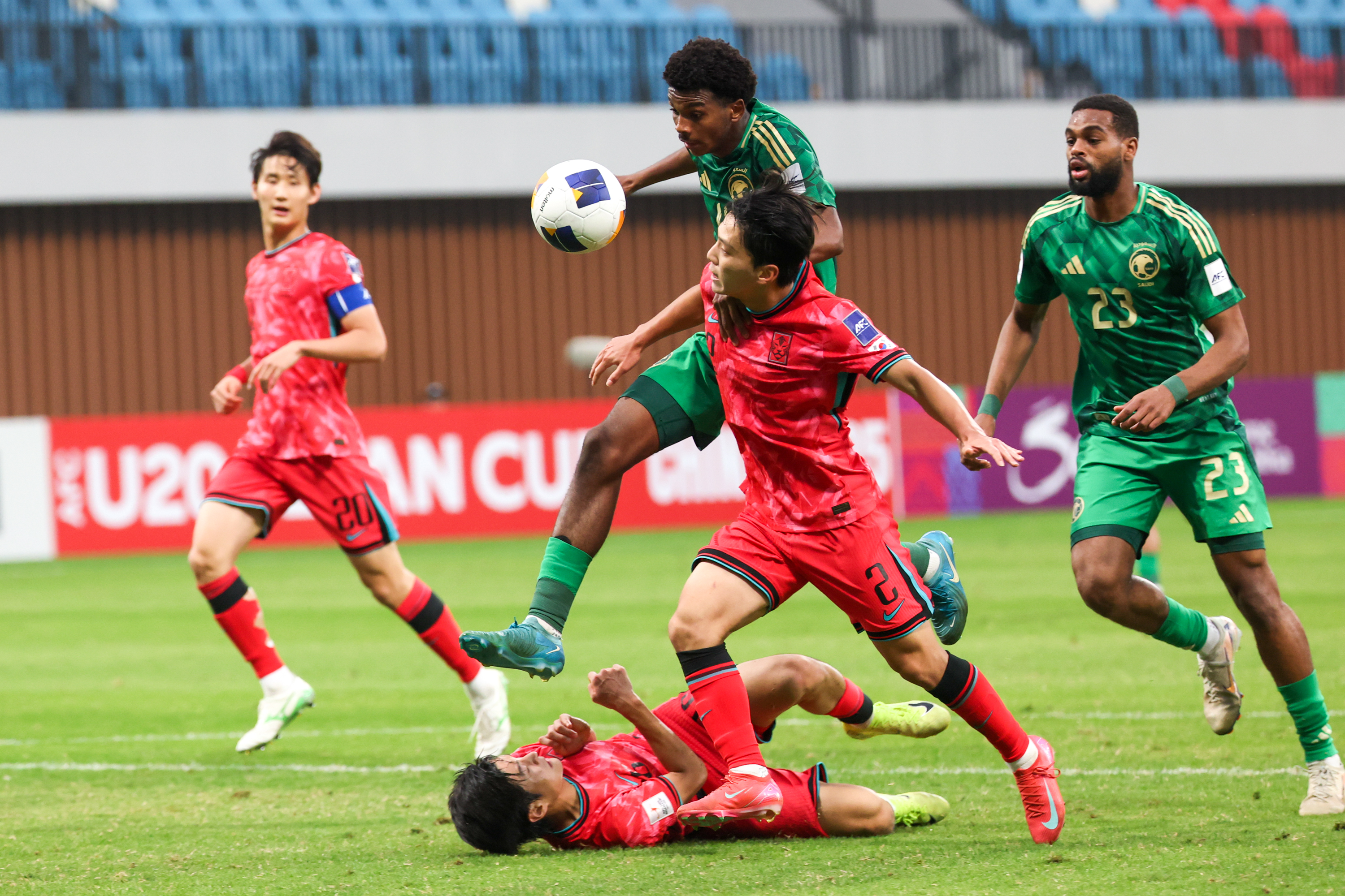 关于亚洲顶级足球赛场上焦点比赛取得胜利的信息