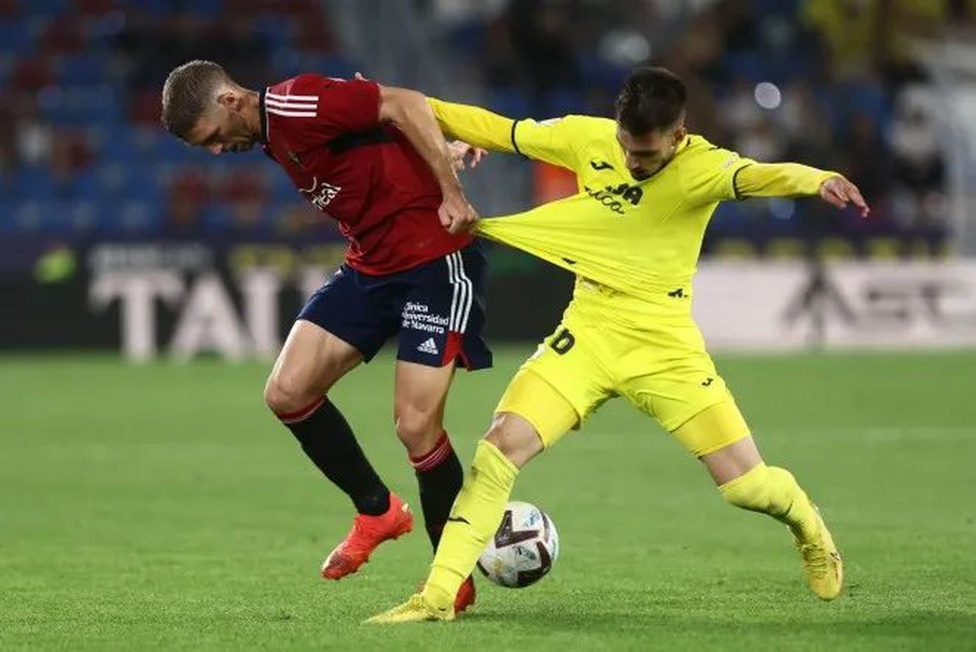 包含鹿特丹客场力克对手，稳居中游位置的词条