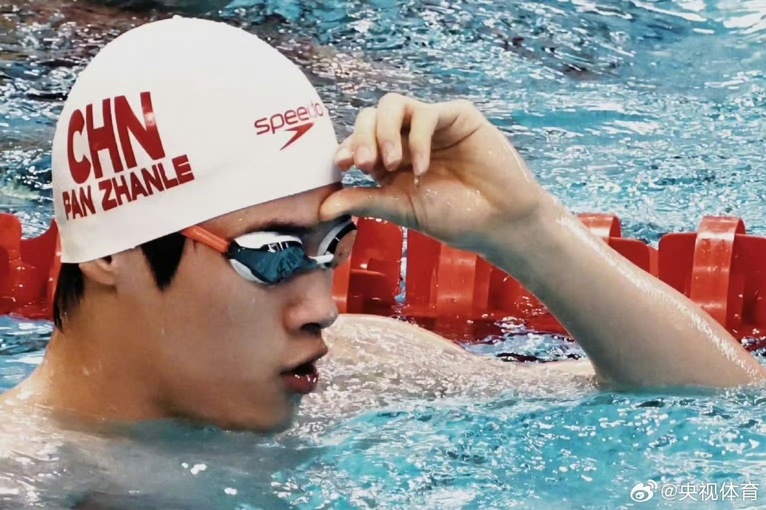 九游体育网页版登录入口-新加坡游泳选手英姿勃发，刷新纪录的简单介绍