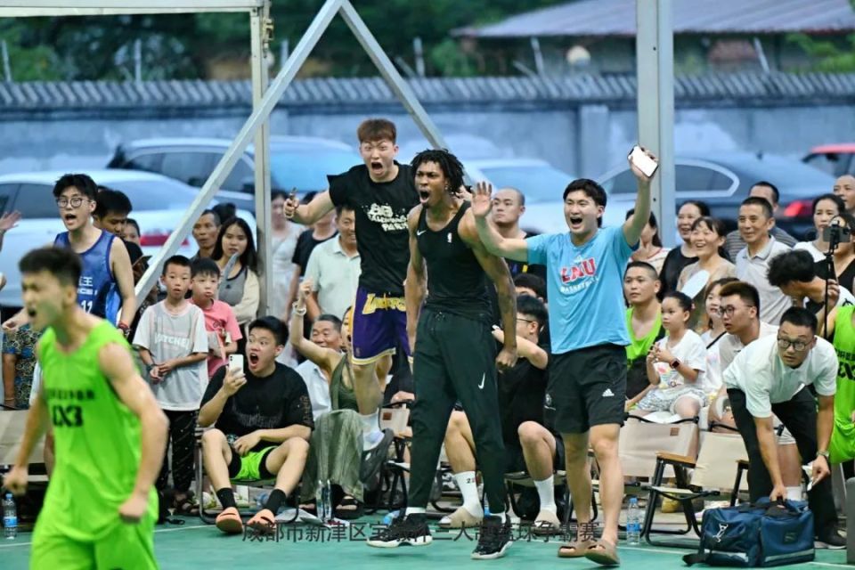 精彩的比赛即将开始，双方争分夺秒，场上激烈