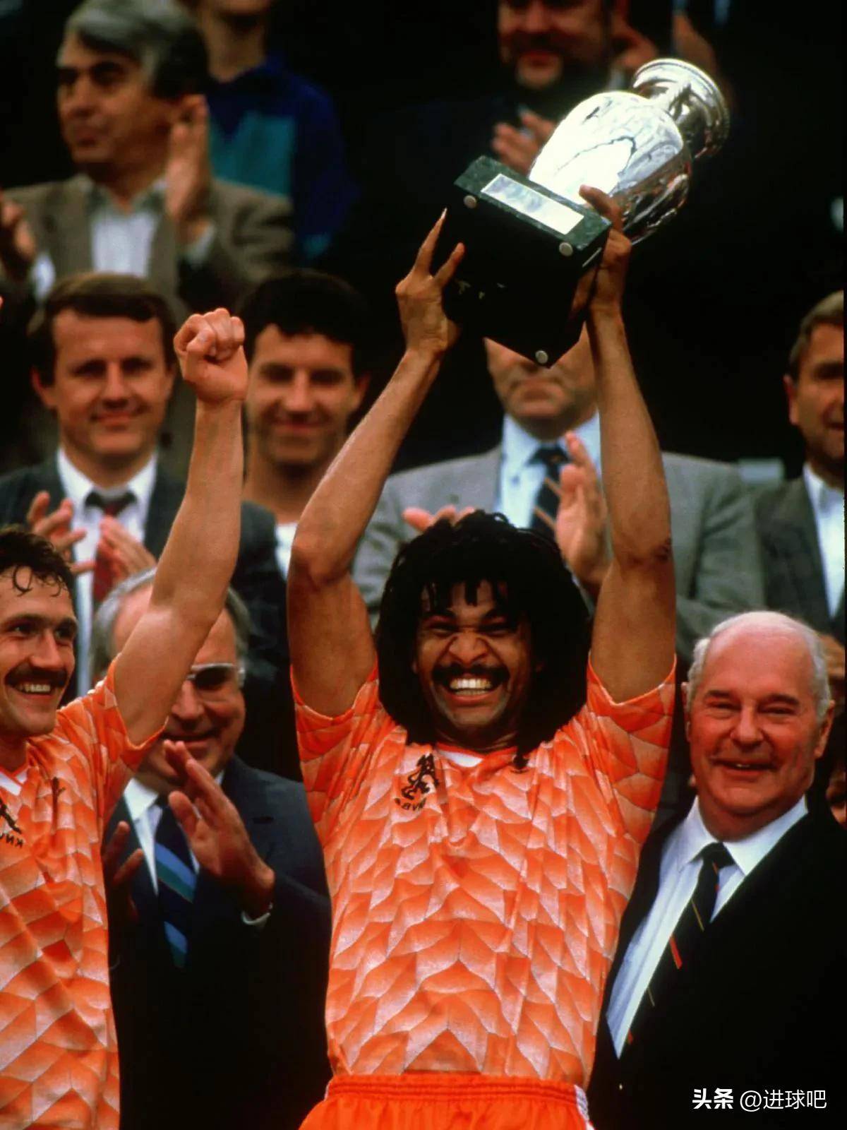 包含荷兰队凭借顽强拼搏逆转胜利的词条