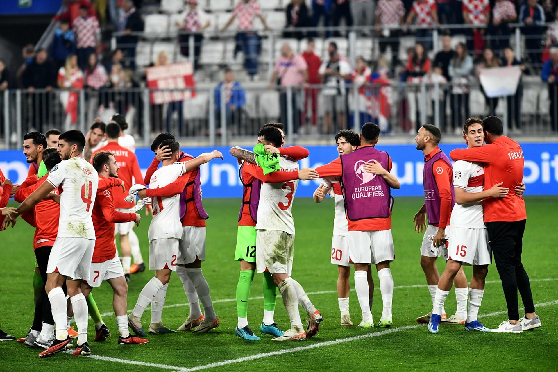 热门球队集结欧预赛赛场，争夺胜利