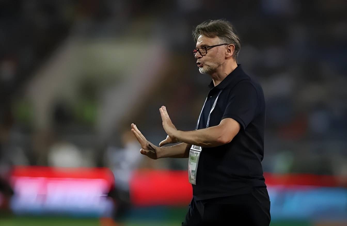 球队主教练突然宣布辞职，引发球迷热议