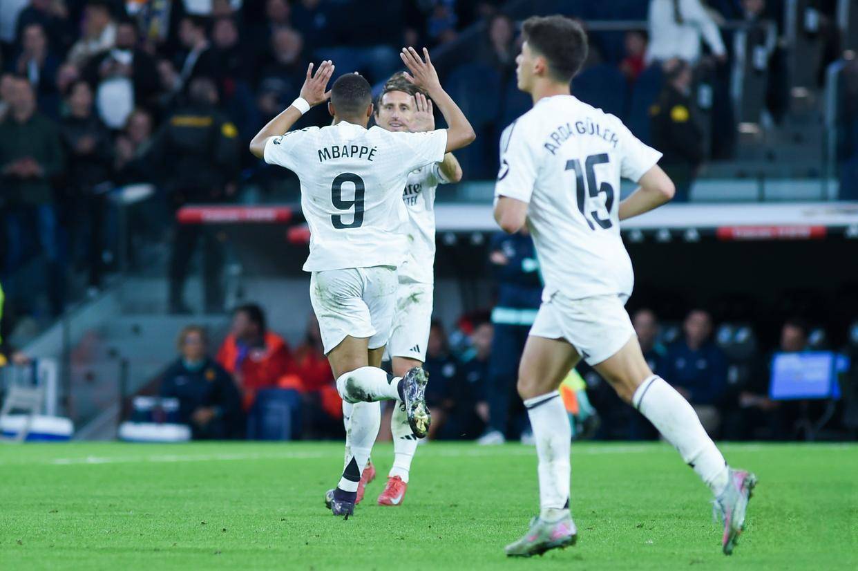 包含阿贾克斯迎战皇家马德里，力争晋级下一轮的词条