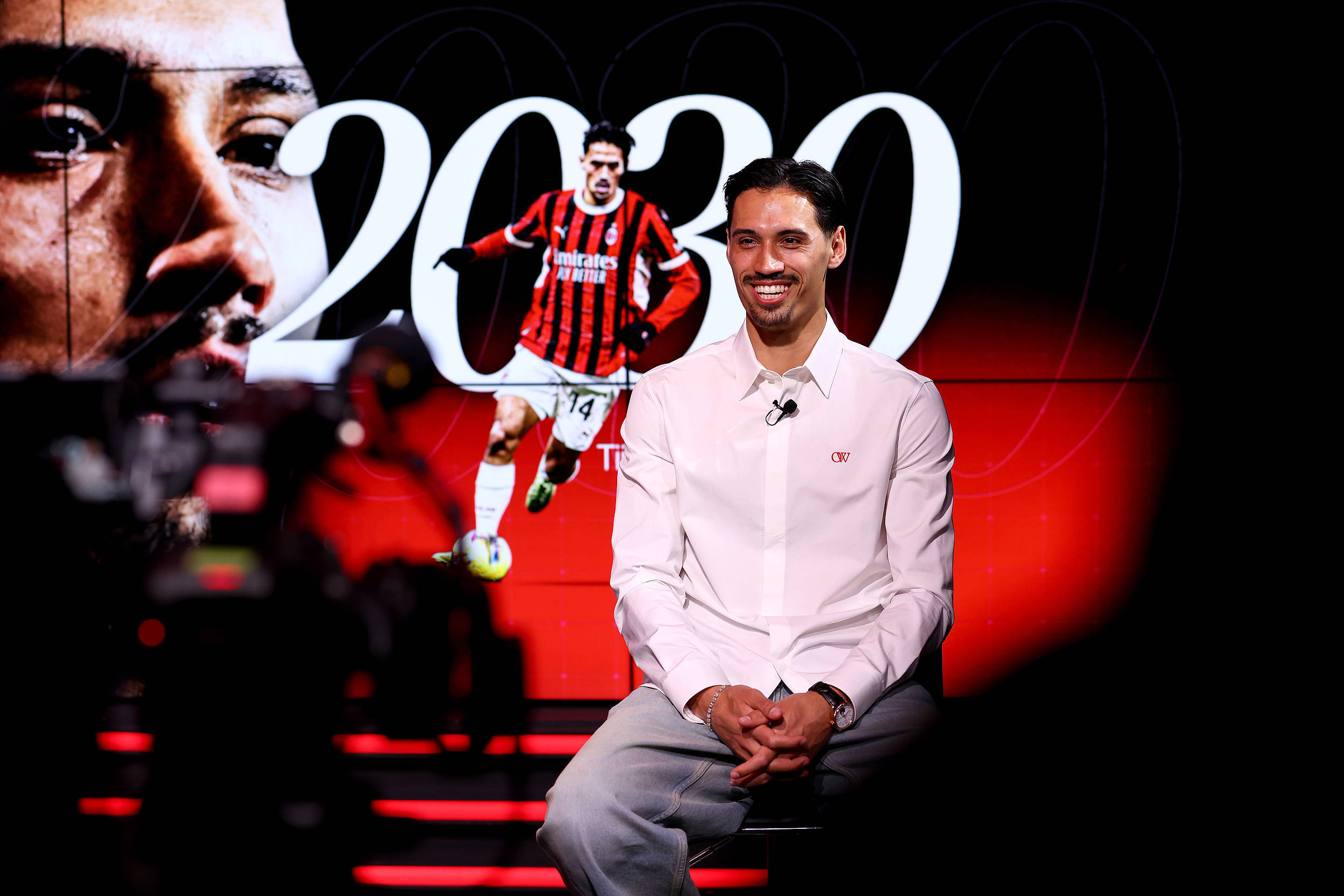 包含尤文老将宣布退役，足坛传奇谢幕的词条