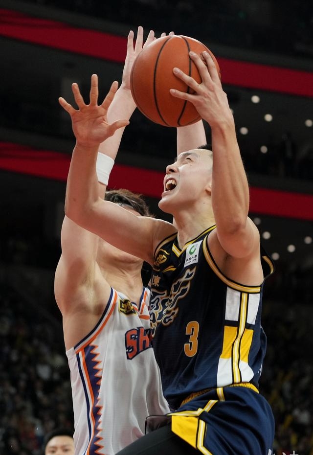 九游体育下载-包含赛场绝杀瞬间，球员飒爽英姿震撼全场的词条