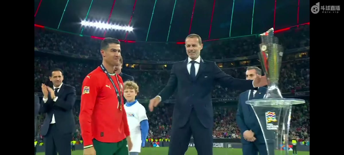 九游体育官方登录入口-关于克里斯蒂亚诺·罗纳尔多梅开二度，帮助葡萄牙赢得比赛的信息