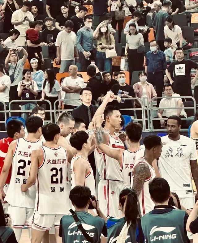 球员助攻助球队力挽狂澜，获得胜利的简单介绍