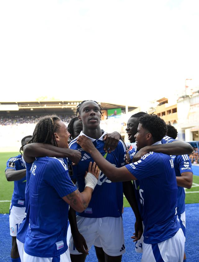 斯特拉斯堡球员集体训练，备战对手的简单介绍