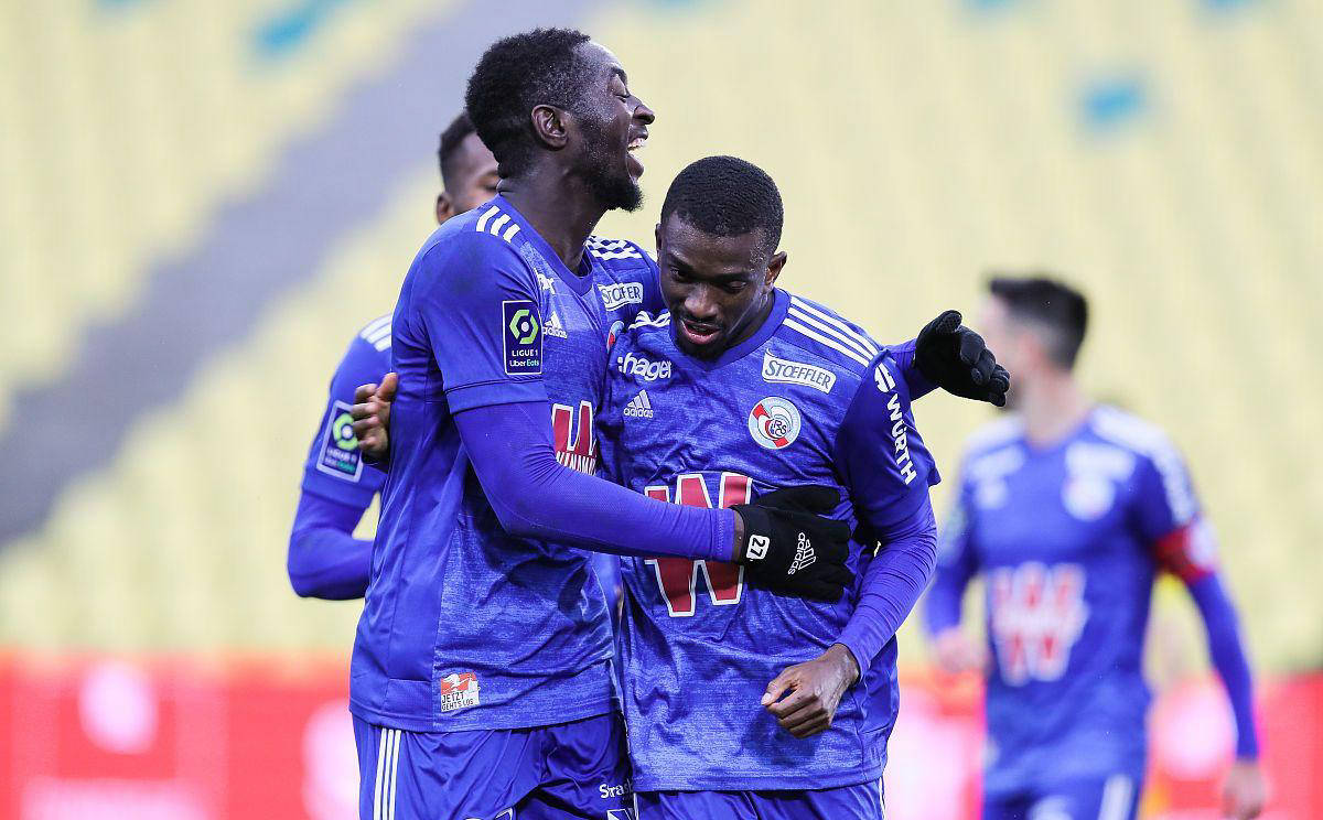 斯特拉斯堡球员集体训练，备战对手的简单介绍