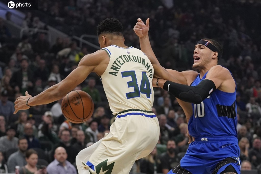 雄鹿险胜魔术，保持不败战绩