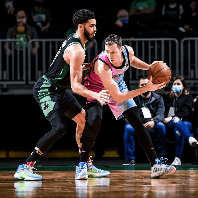 雄鹿大胜骑士，锁定季后赛资格